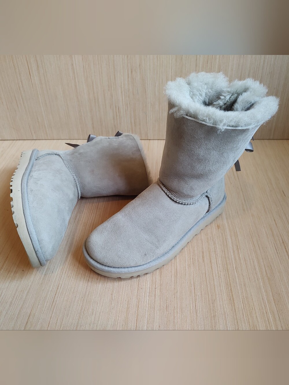 Ugg Uggs Bailey Bow II Suede Light Grey Boots Women's Size 8 Logo Sheepskin